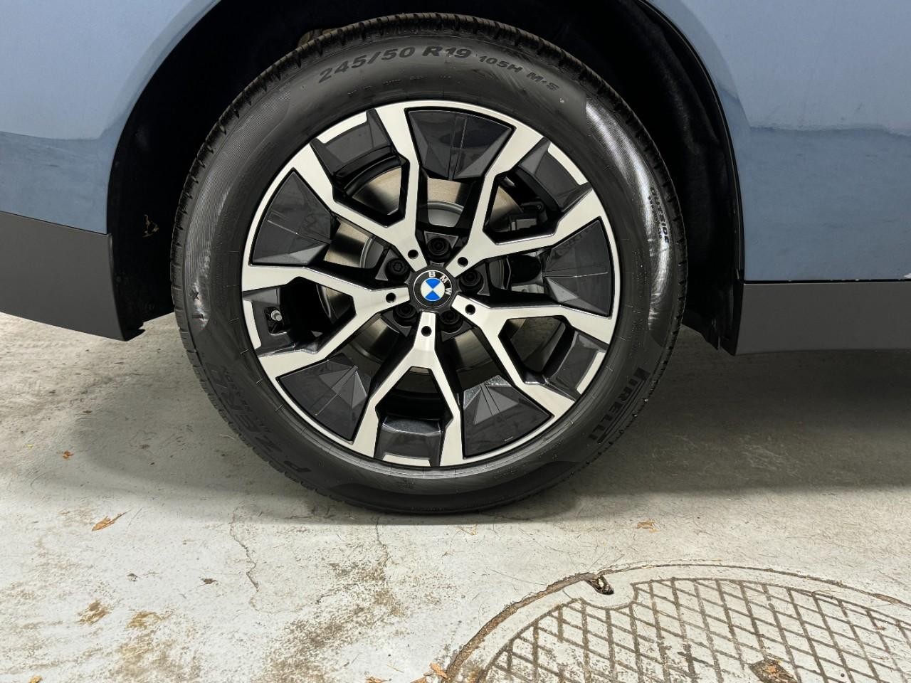 BMW X3 Vehicle Full-screen Gallery Image 5