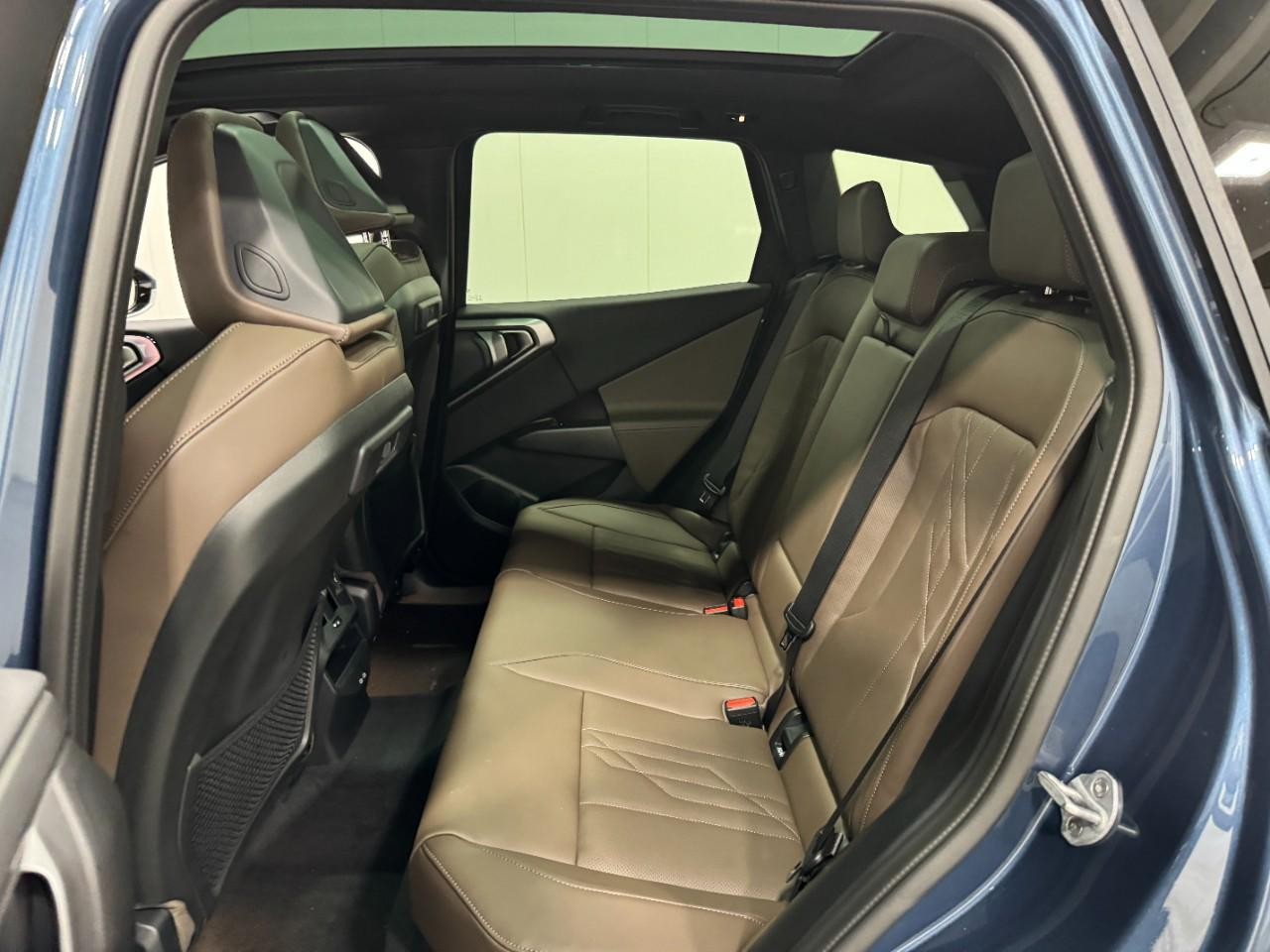 BMW X3 Vehicle Full-screen Gallery Image 8