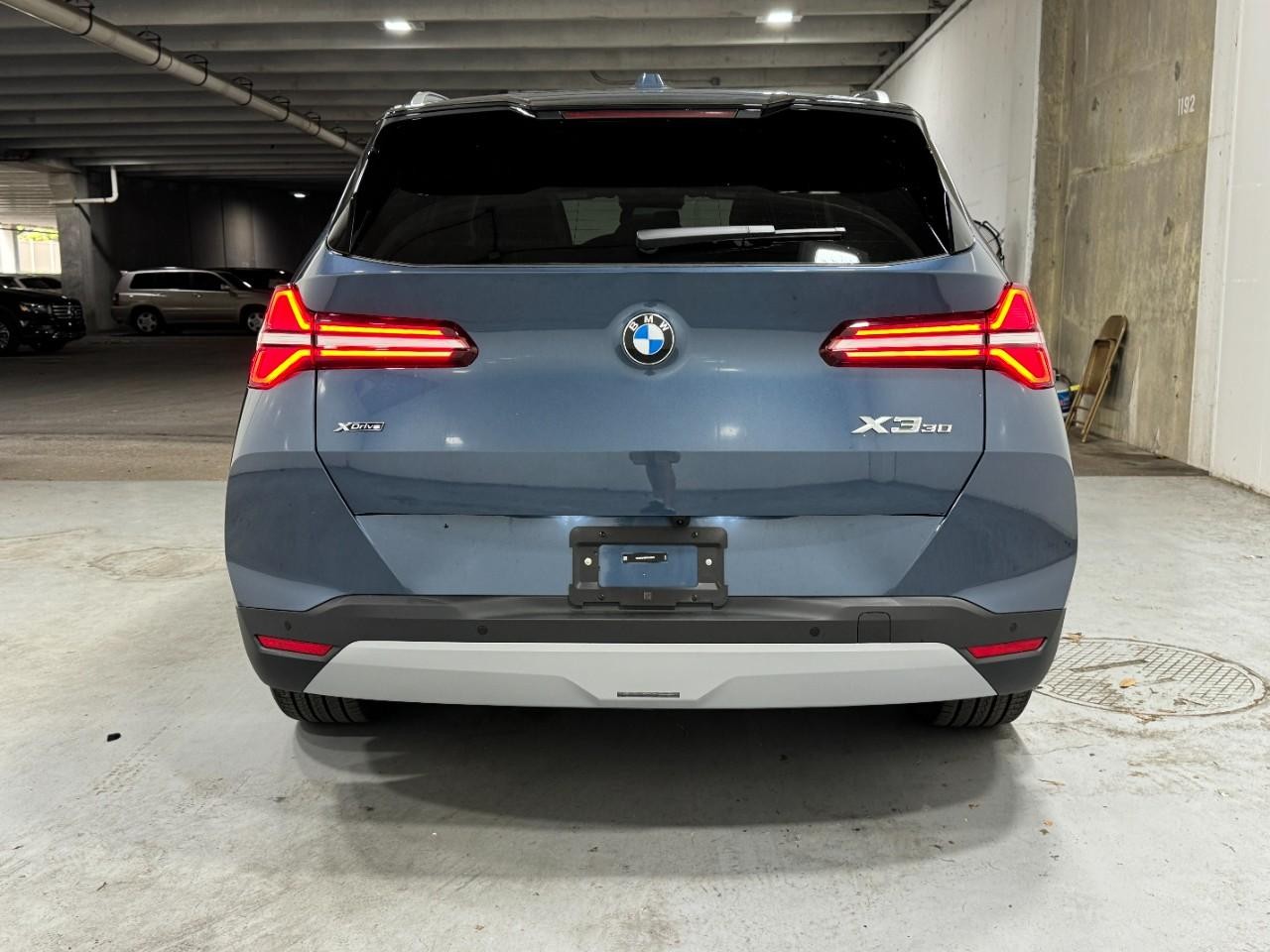 BMW X3 Vehicle Full-screen Gallery Image 9