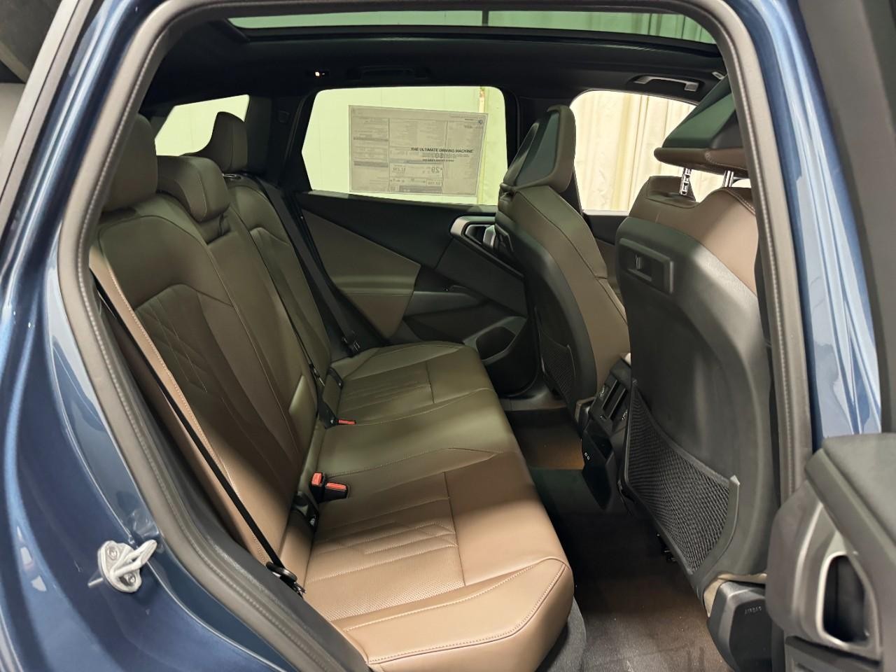 BMW X3 Vehicle Full-screen Gallery Image 10