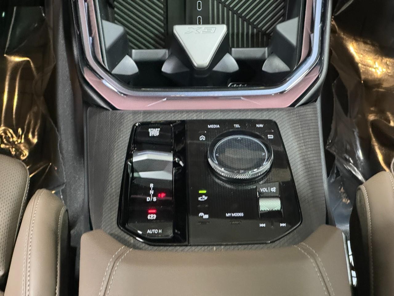 BMW X3 Vehicle Full-screen Gallery Image 15