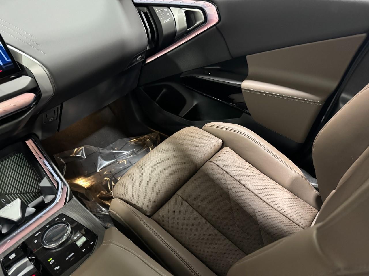 BMW X3 Vehicle Full-screen Gallery Image 16