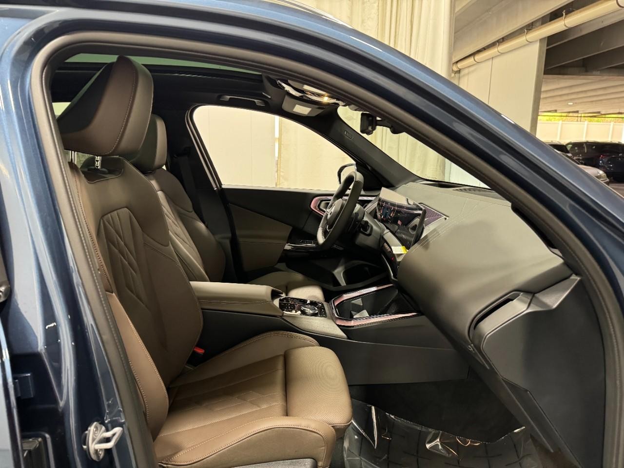 BMW X3 Vehicle Full-screen Gallery Image 17