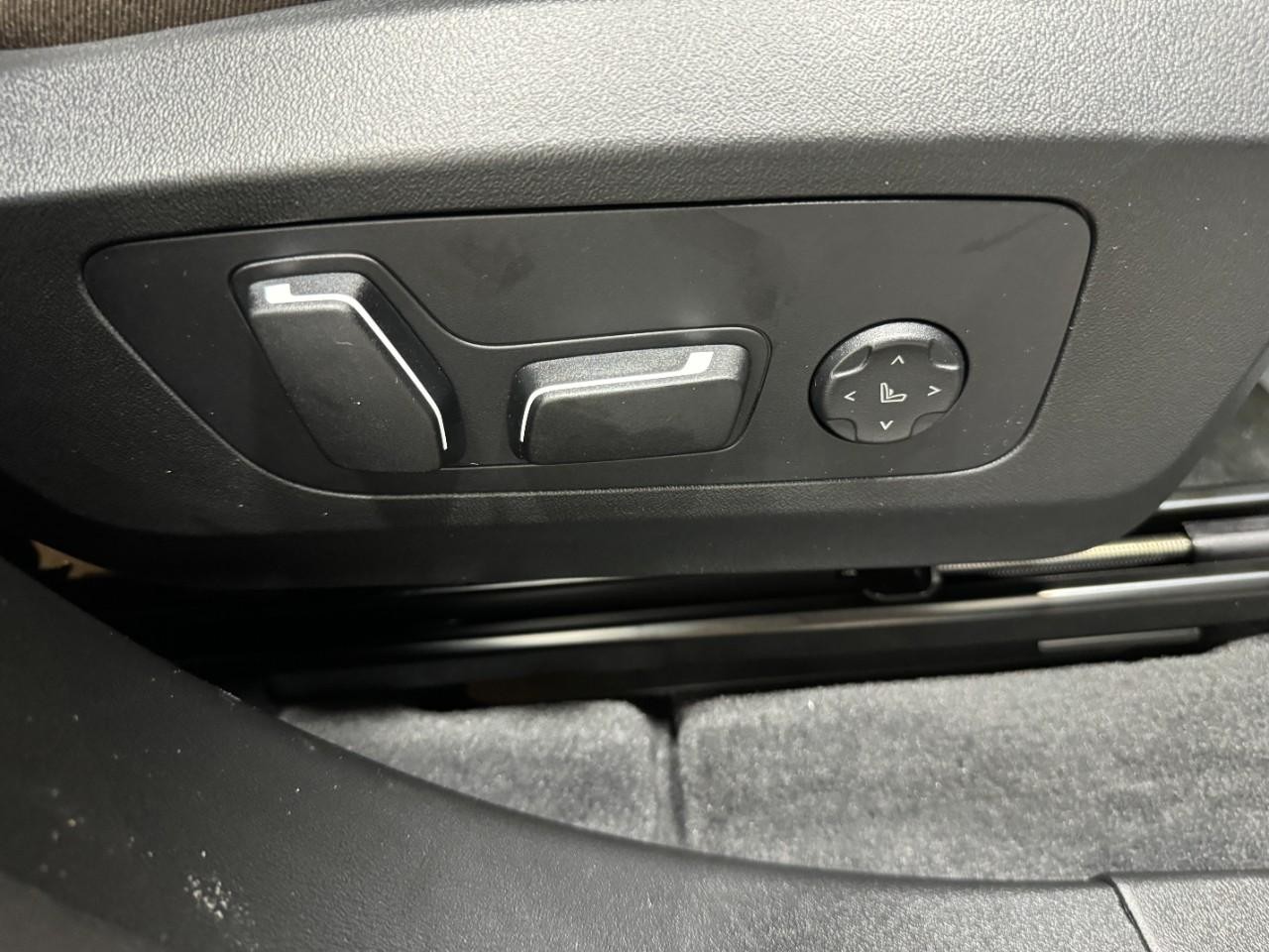 BMW X3 Vehicle Full-screen Gallery Image 19