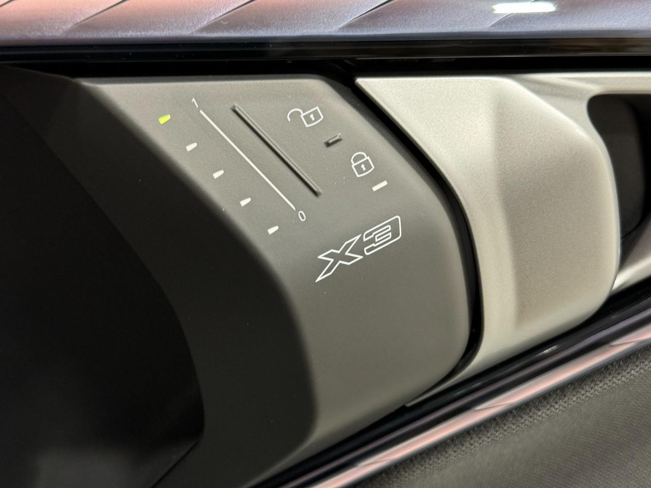 BMW X3 Vehicle Full-screen Gallery Image 20