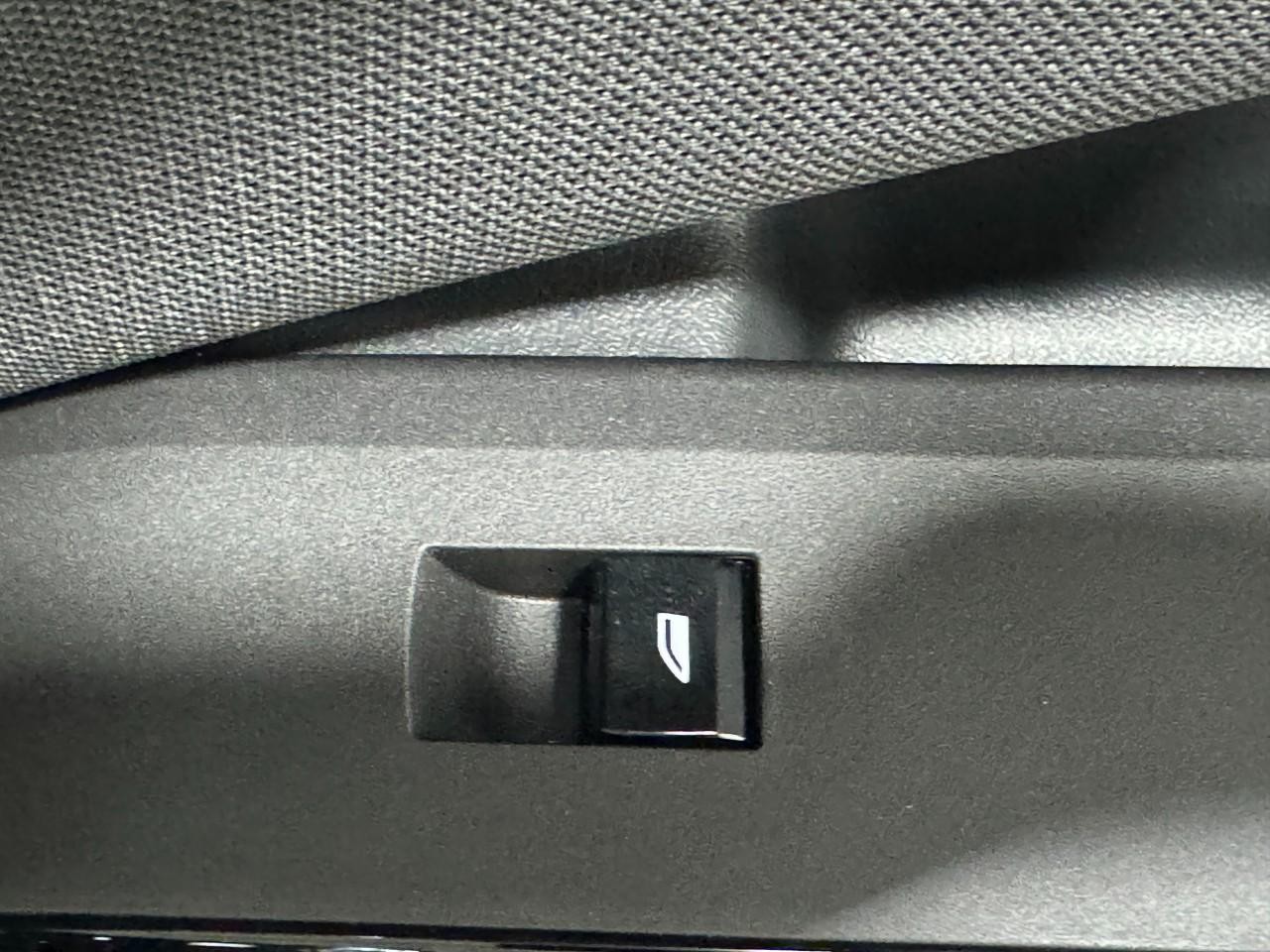 BMW X3 Vehicle Full-screen Gallery Image 21