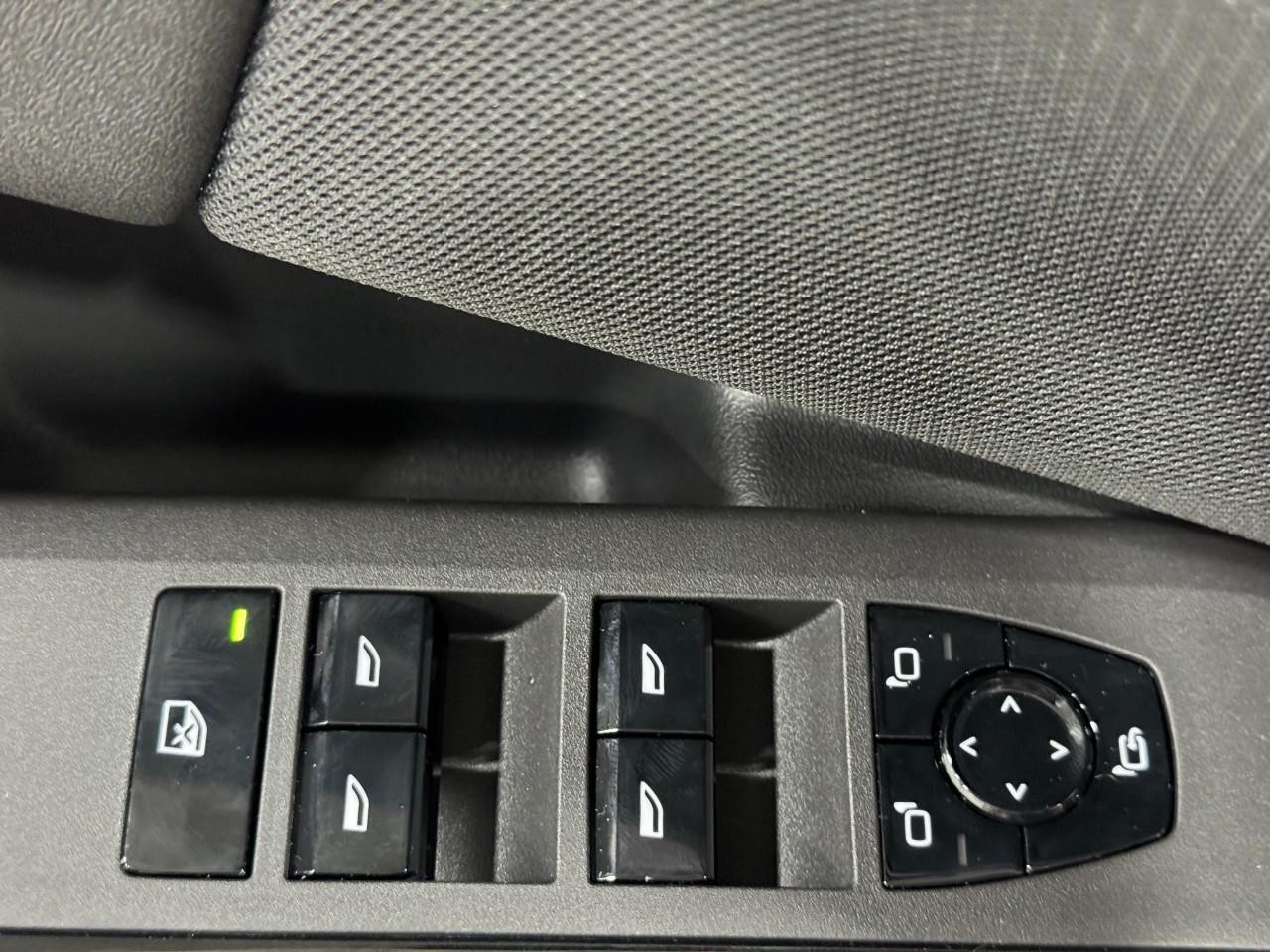 BMW X3 Vehicle Full-screen Gallery Image 23