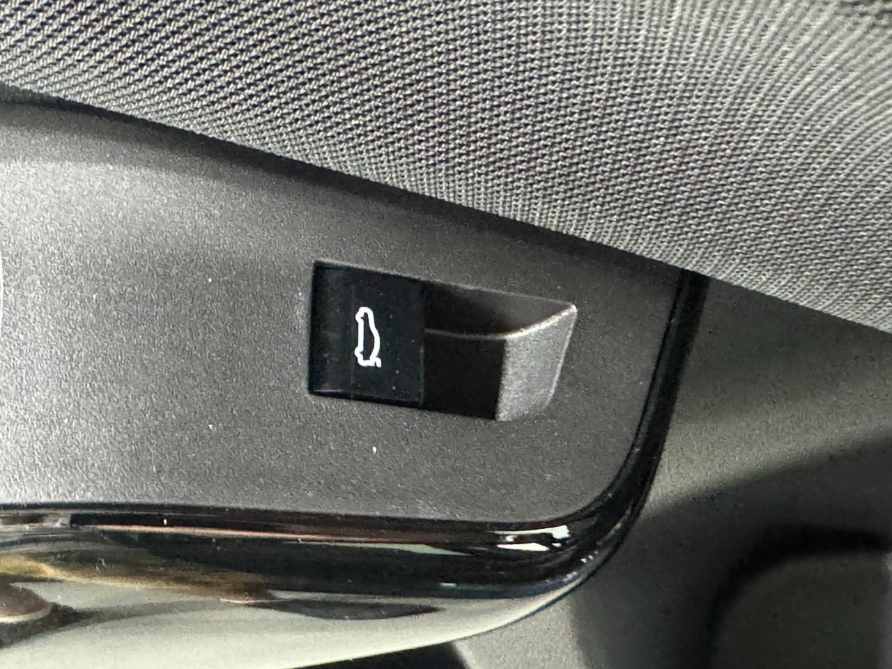 BMW X3 Vehicle Full-screen Gallery Image 24