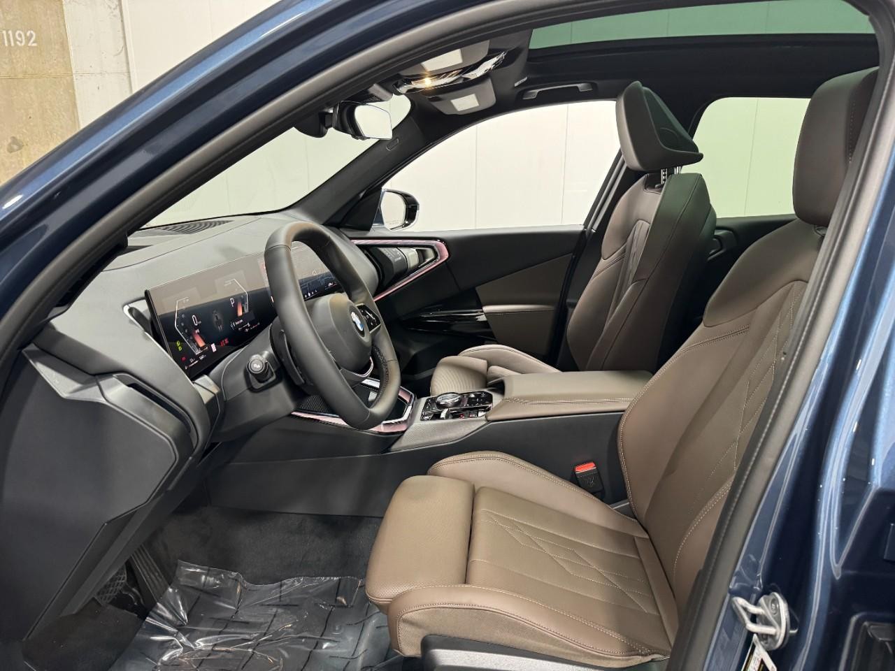 BMW X3 Vehicle Full-screen Gallery Image 25