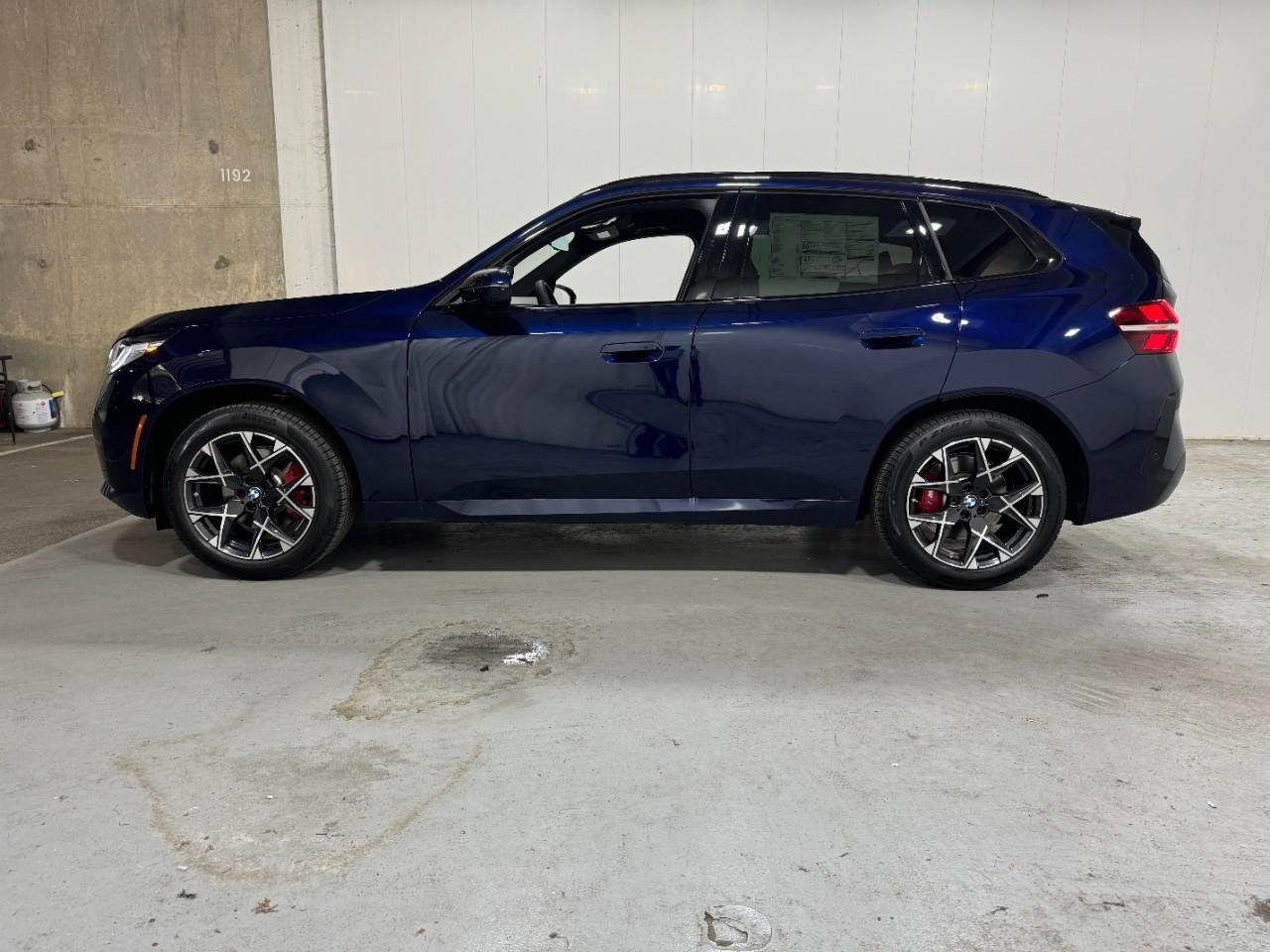 BMW X3 Vehicle Full-screen Gallery Image 2