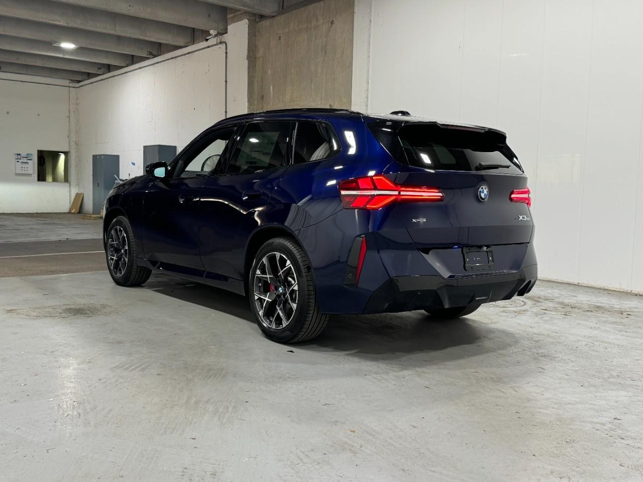 BMW X3 Vehicle Full-screen Gallery Image 3