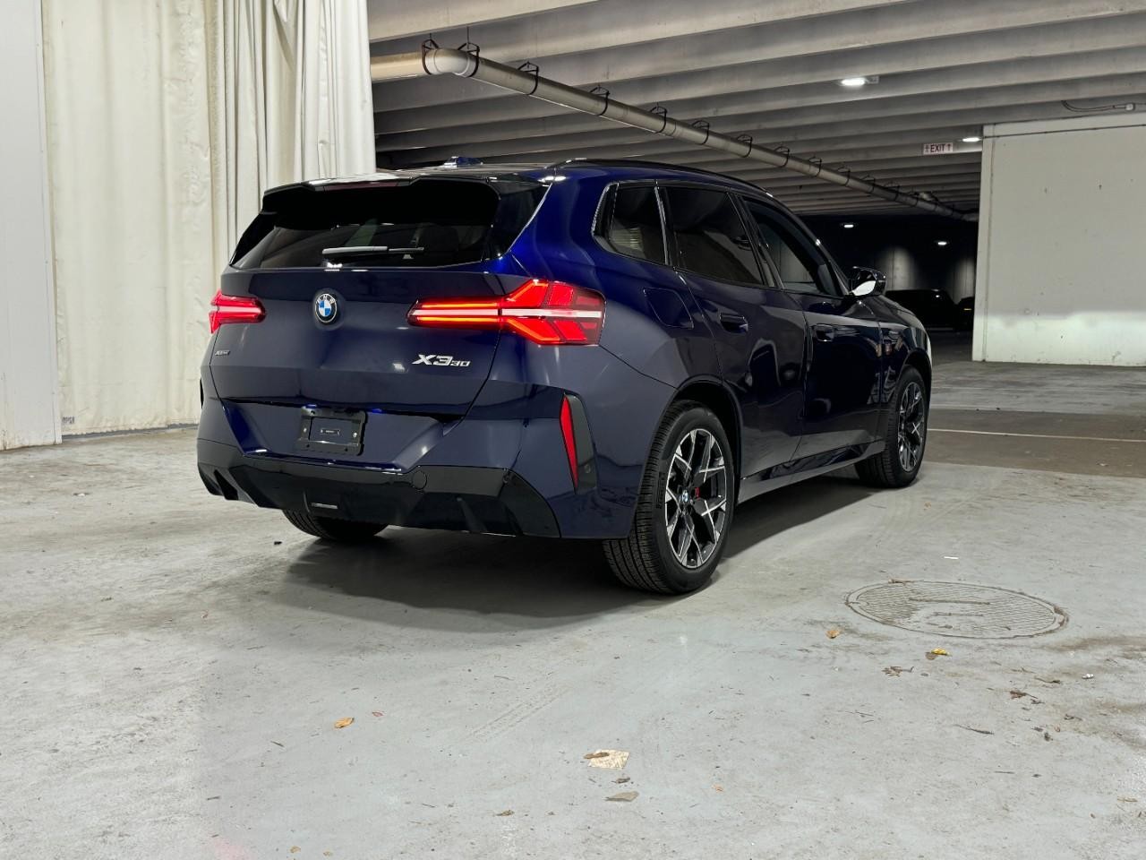 BMW X3 Vehicle Full-screen Gallery Image 4