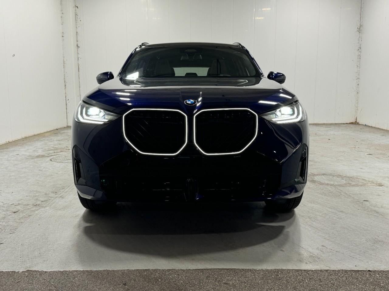 BMW X3 Vehicle Full-screen Gallery Image 7