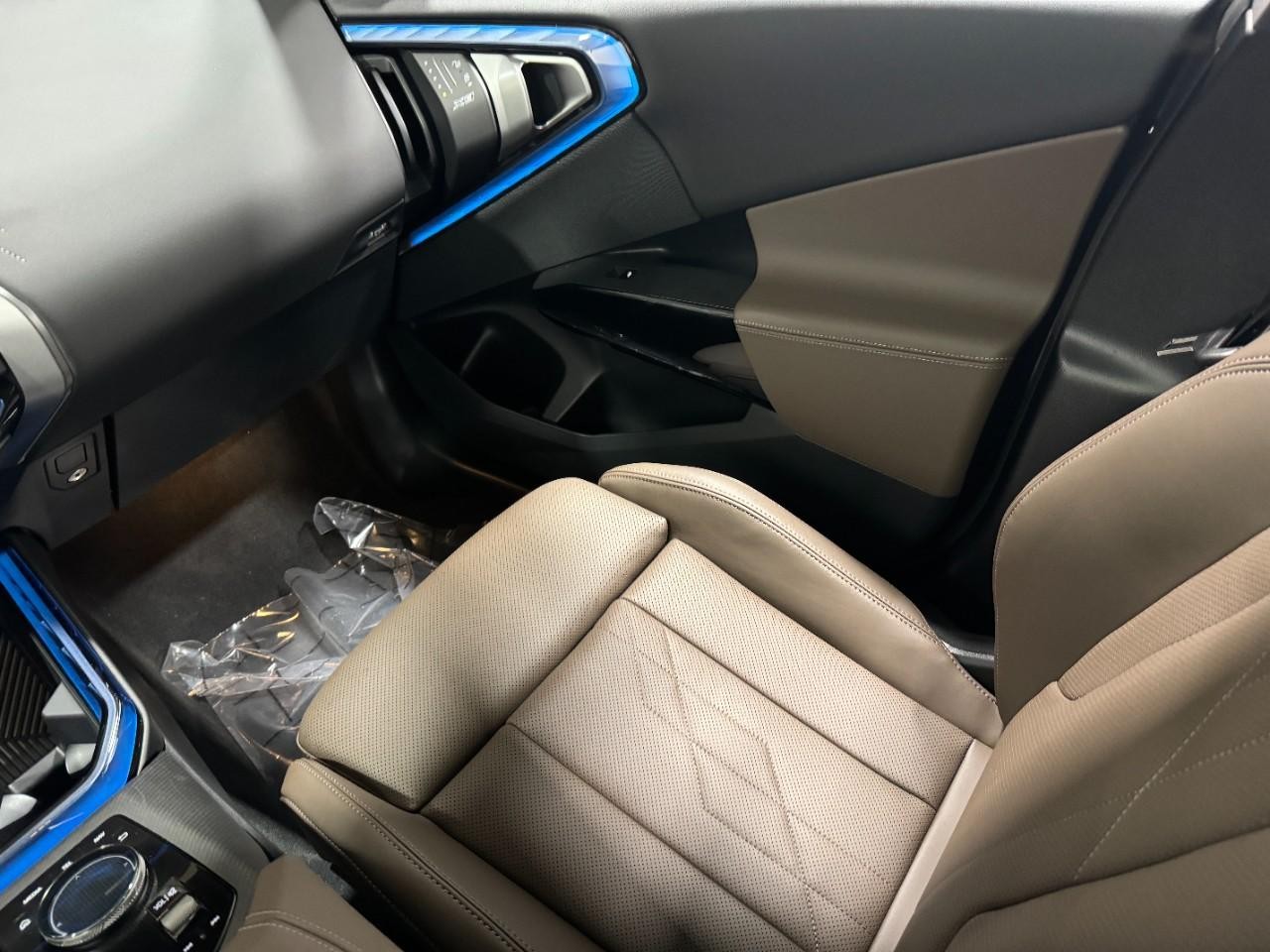 BMW X3 Vehicle Full-screen Gallery Image 16