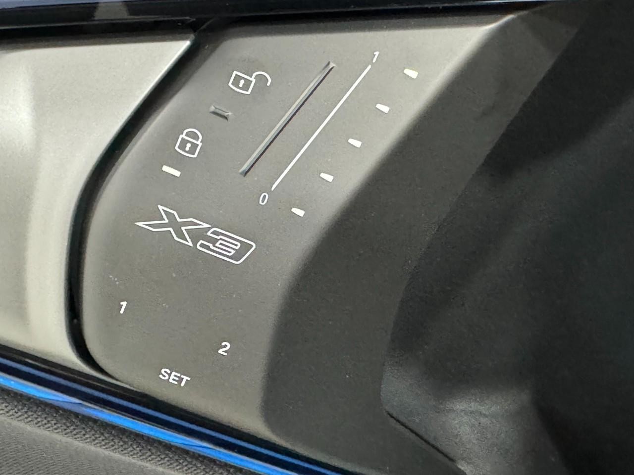 BMW X3 Vehicle Full-screen Gallery Image 23