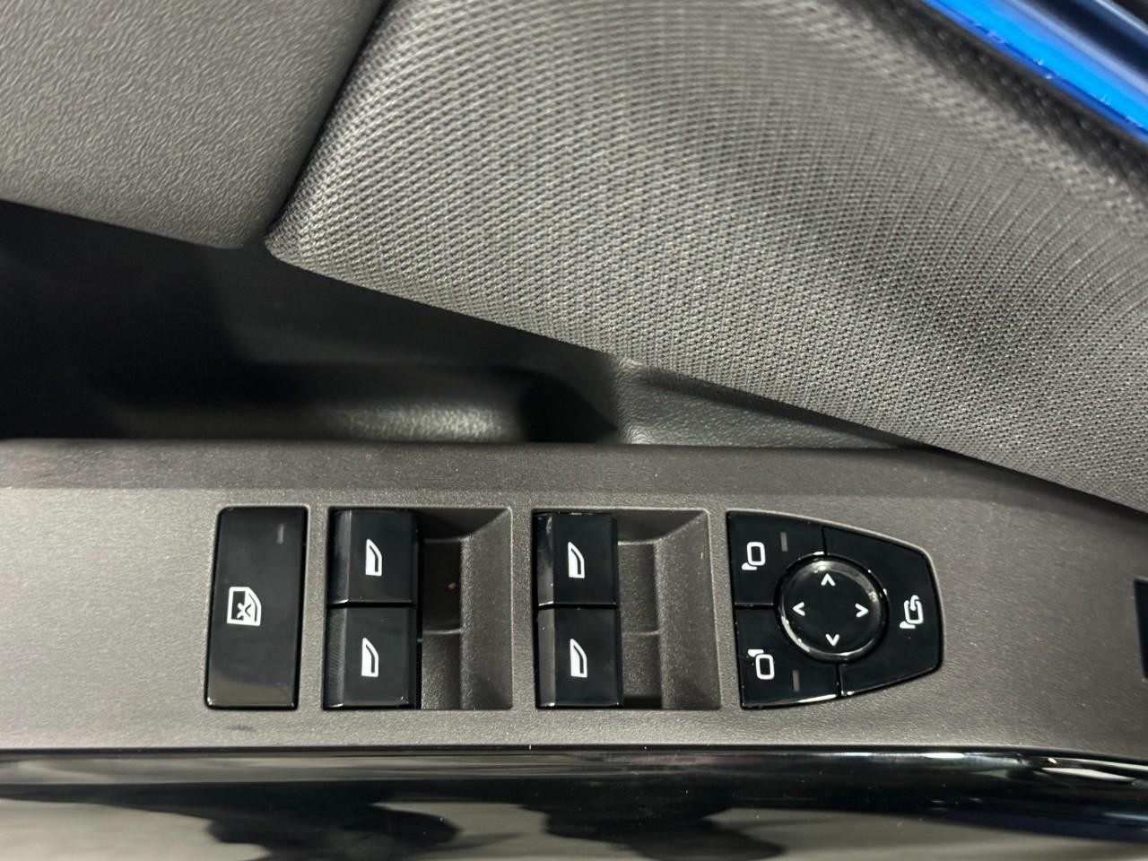 BMW X3 Vehicle Full-screen Gallery Image 24