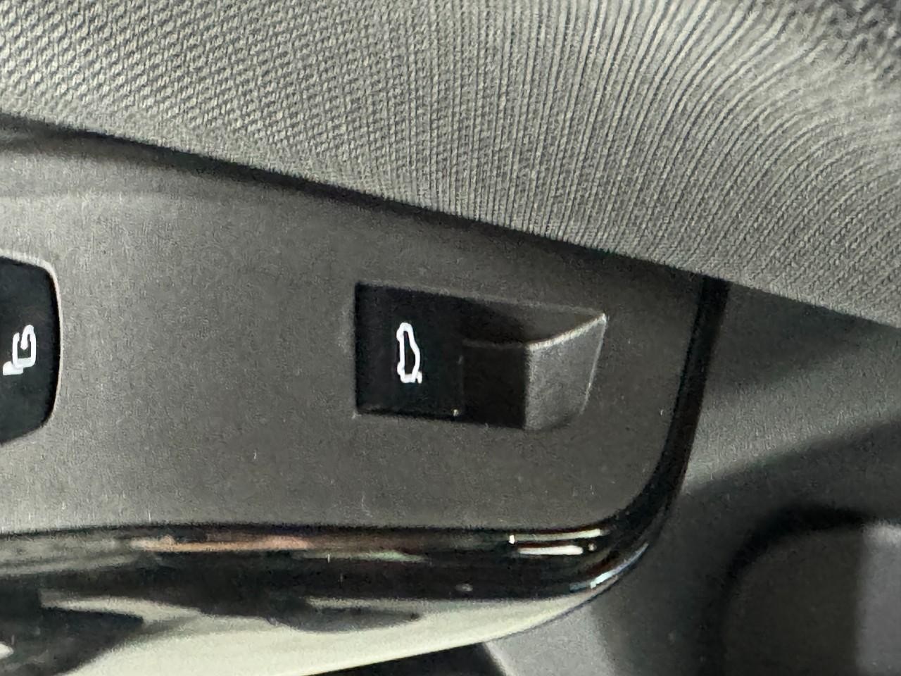 BMW X3 Vehicle Full-screen Gallery Image 25