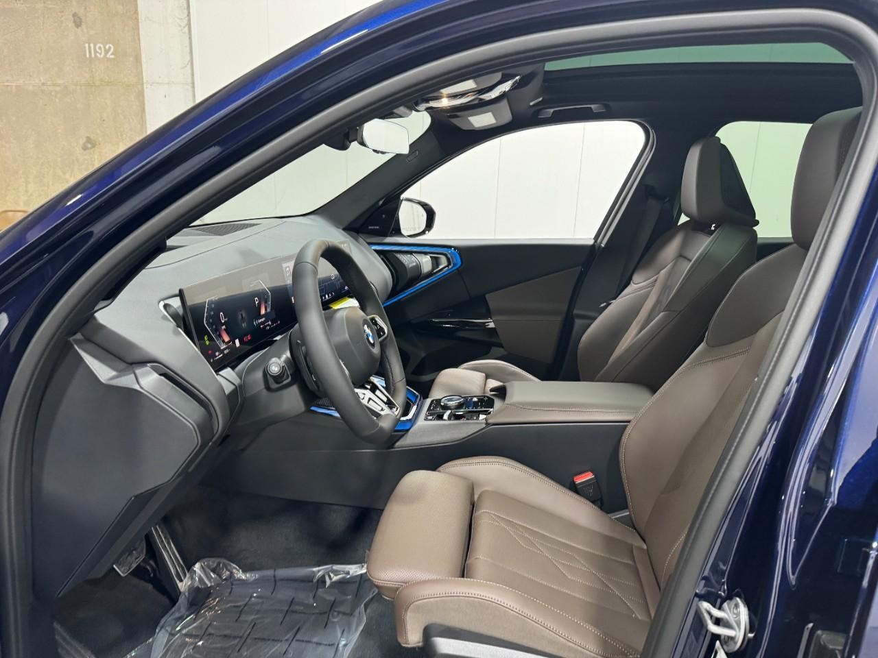 BMW X3 Vehicle Full-screen Gallery Image 26