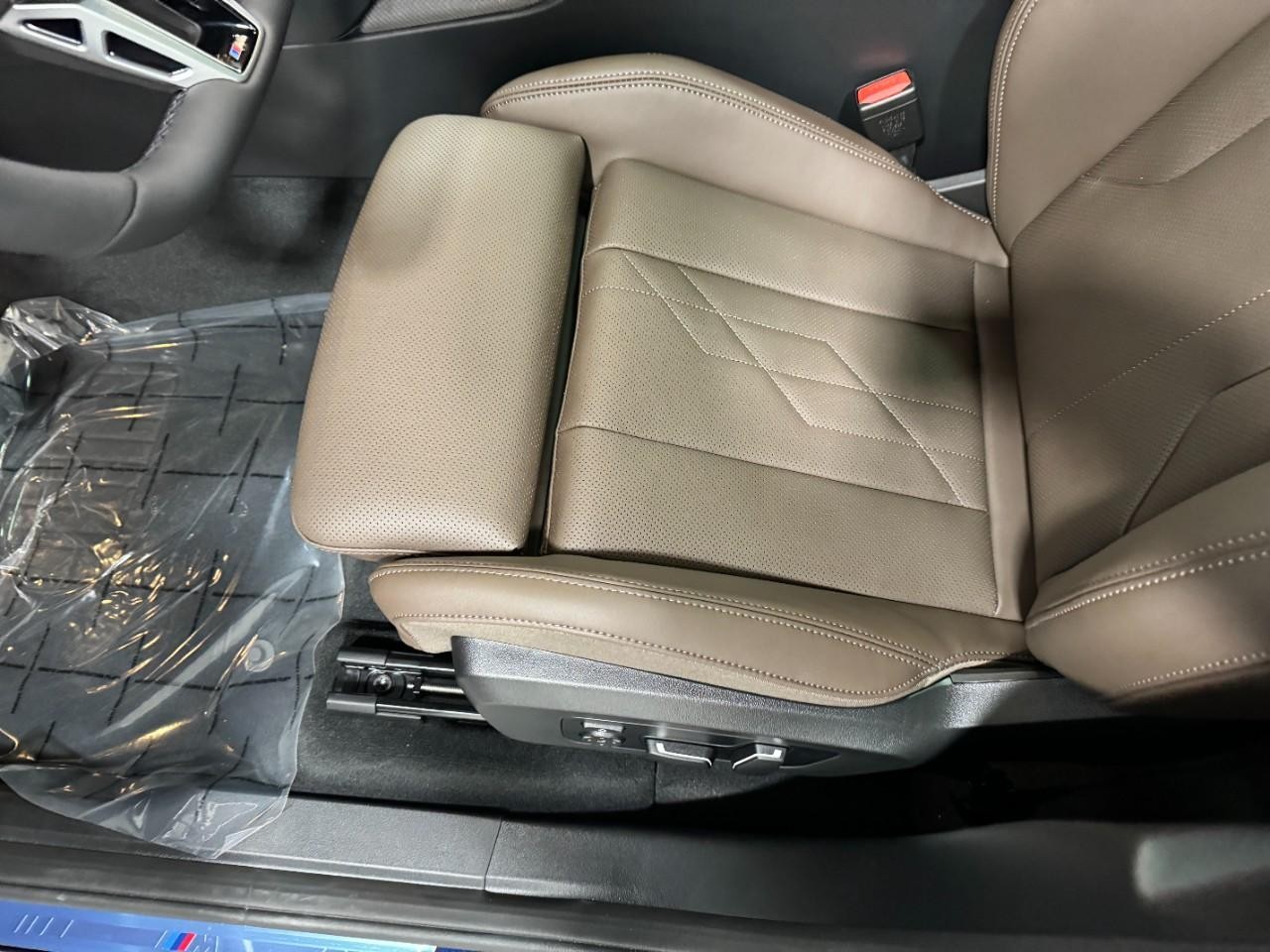 BMW X3 Vehicle Full-screen Gallery Image 27