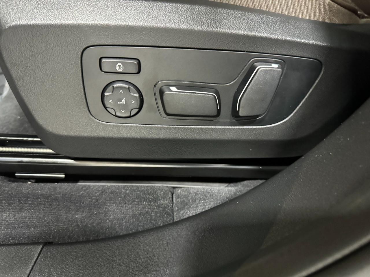 BMW X3 Vehicle Full-screen Gallery Image 28