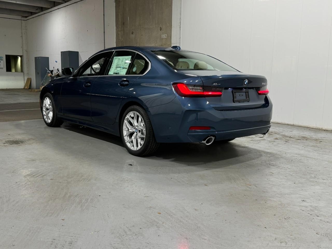 BMW 3 Series Vehicle Full-screen Gallery Image 3