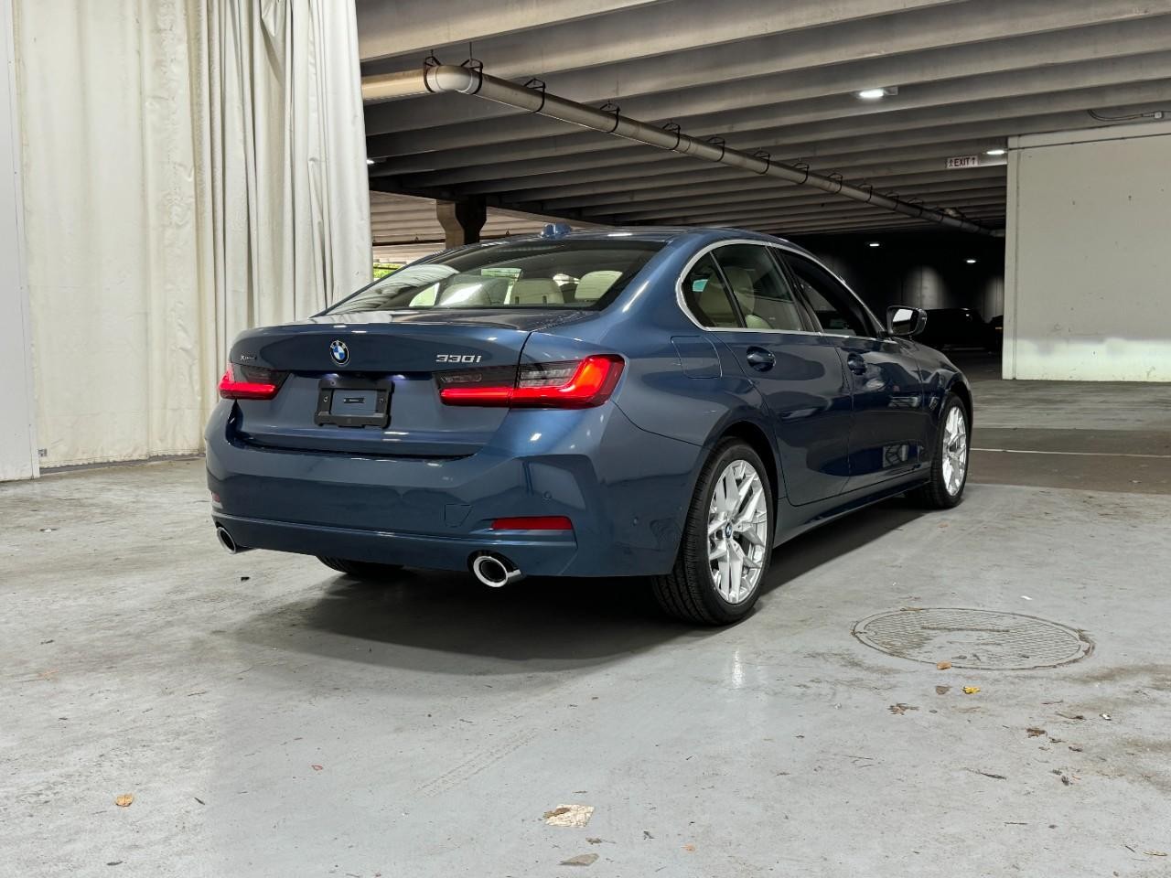 BMW 3 Series Vehicle Full-screen Gallery Image 4