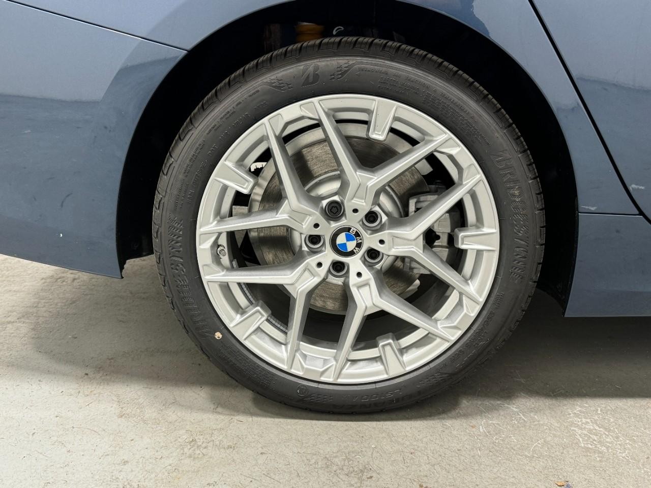 BMW 3 Series Vehicle Full-screen Gallery Image 5