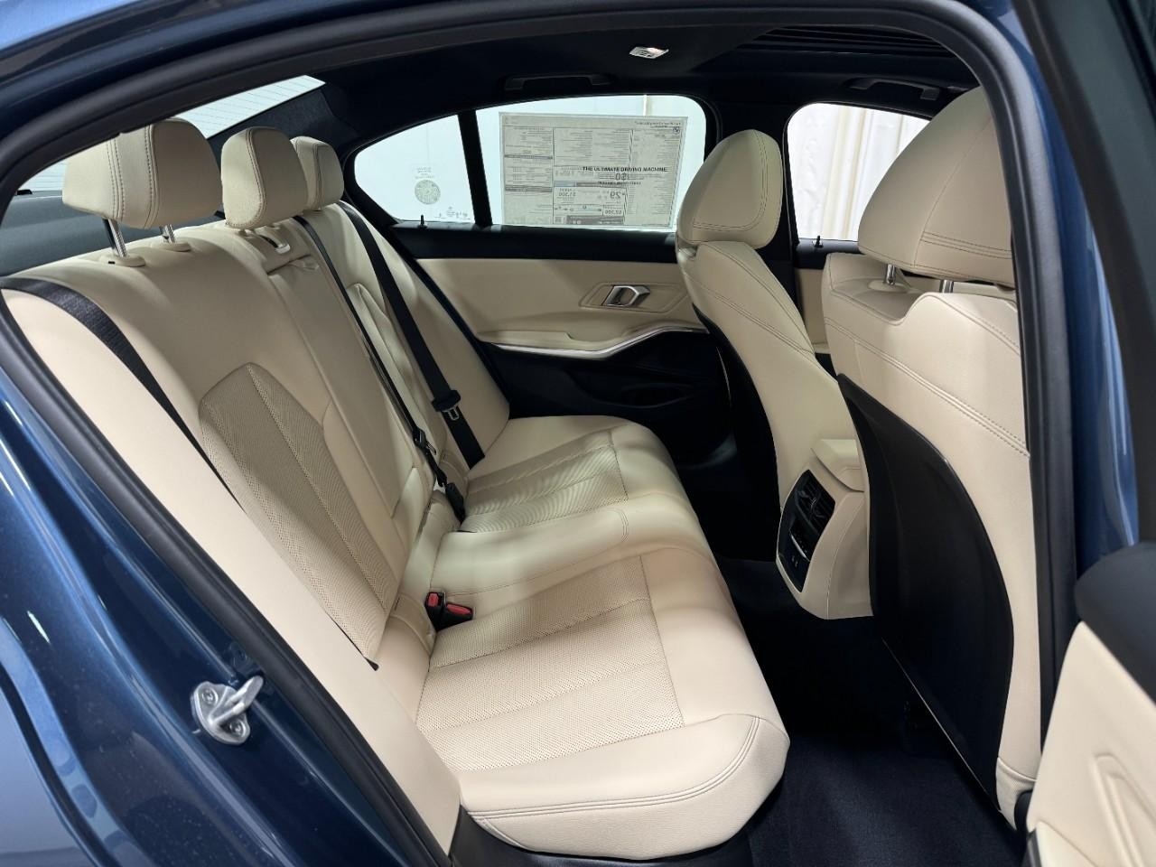 BMW 3 Series Vehicle Full-screen Gallery Image 10