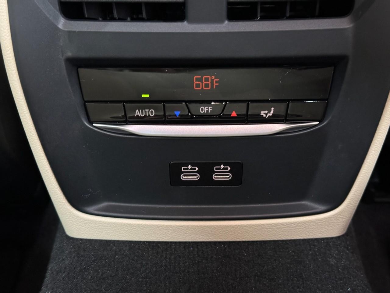 BMW 3 Series Vehicle Full-screen Gallery Image 11