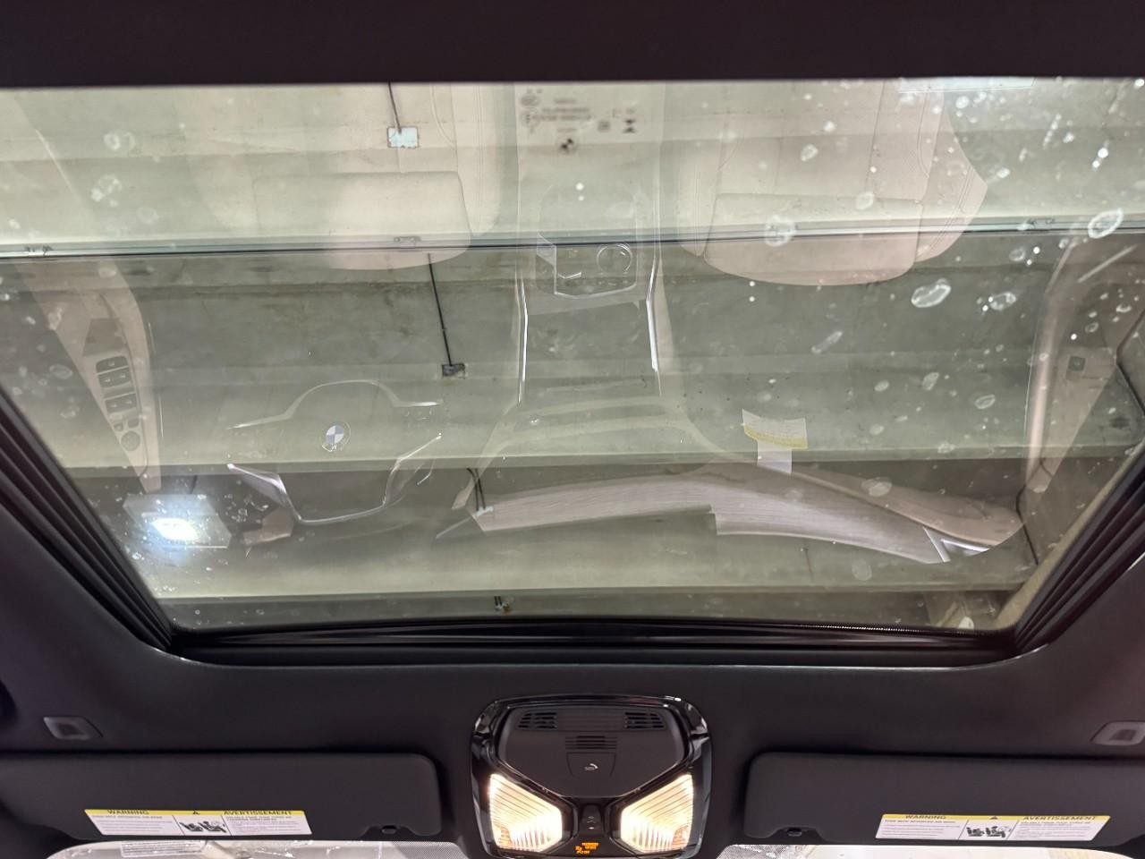 BMW 3 Series Vehicle Full-screen Gallery Image 12