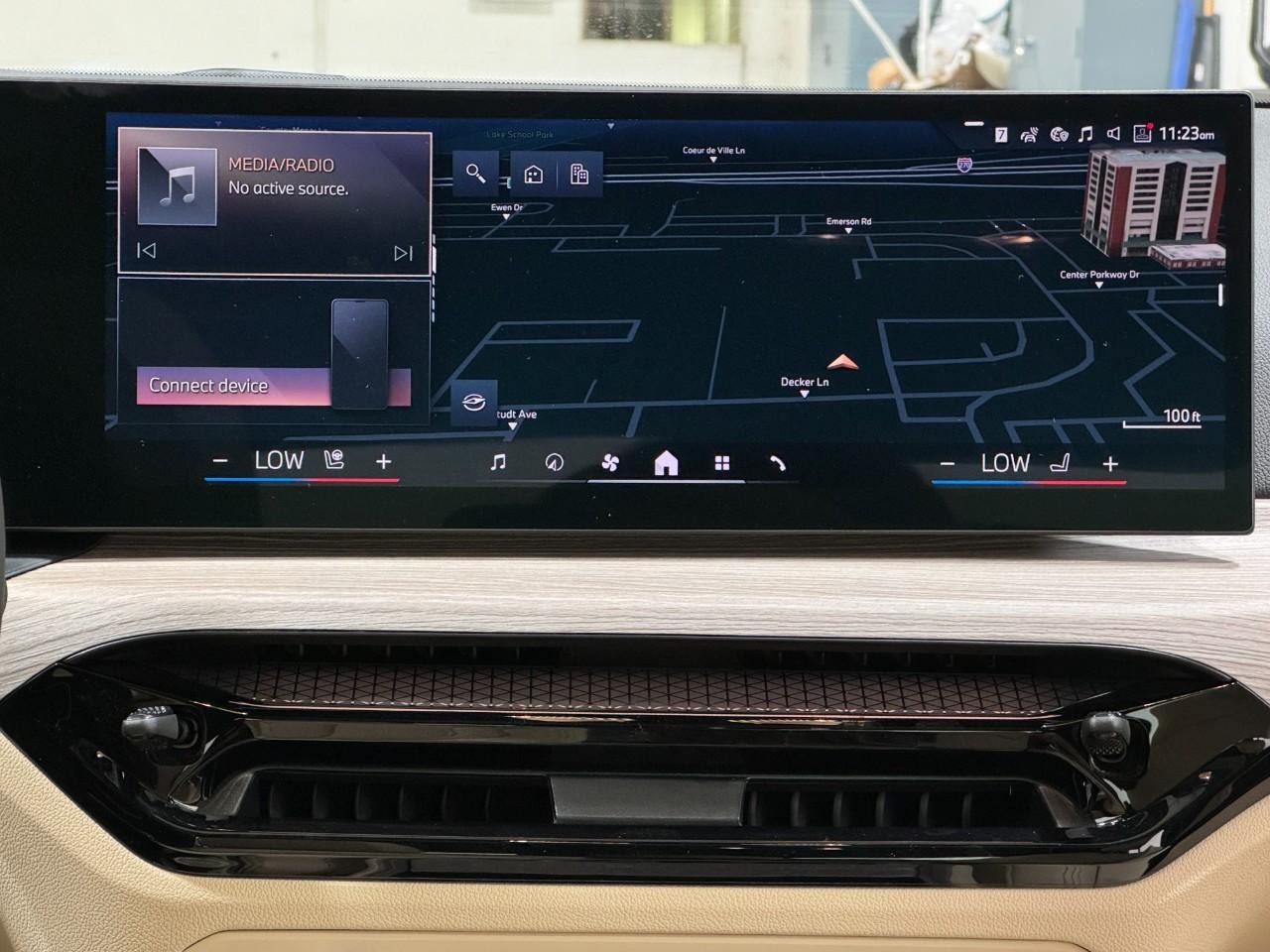 BMW 3 Series Vehicle Full-screen Gallery Image 15