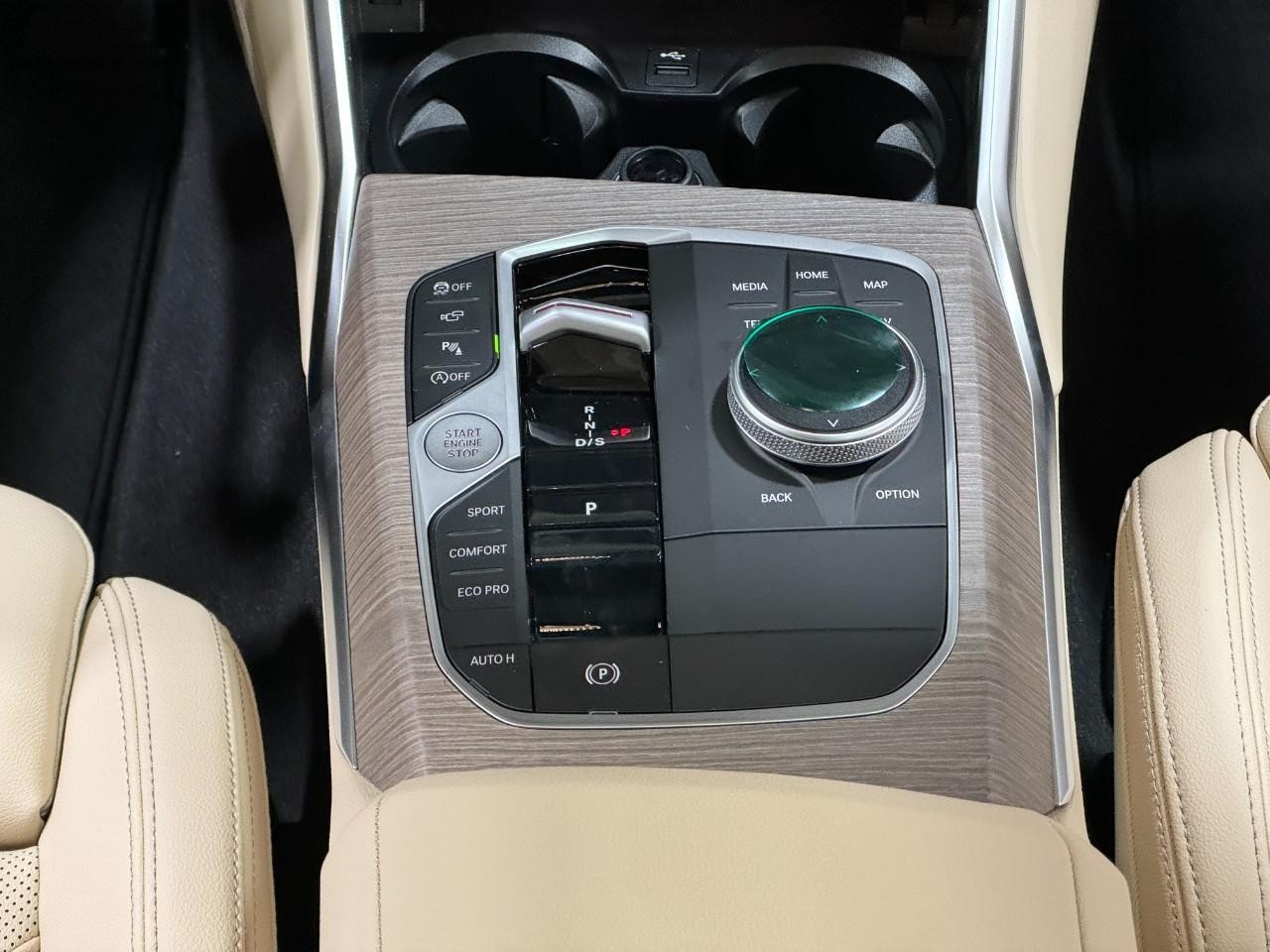 BMW 3 Series Vehicle Full-screen Gallery Image 16