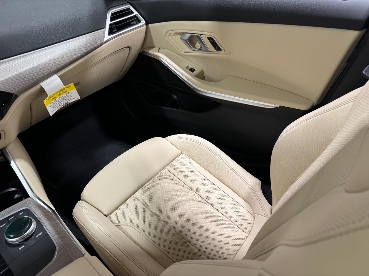 BMW 3 Series Vehicle Full-screen Gallery Image 17