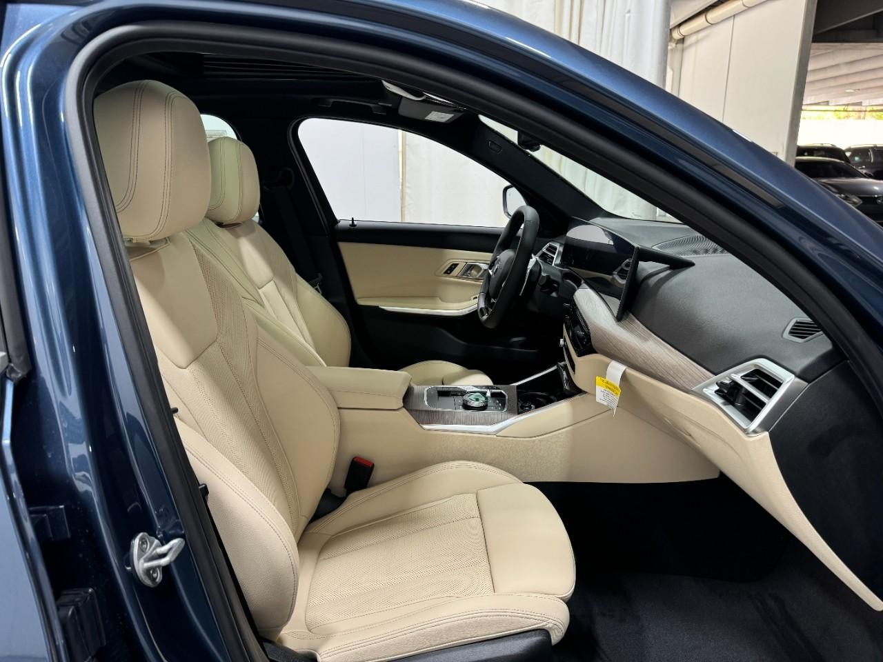 BMW 3 Series Vehicle Full-screen Gallery Image 18