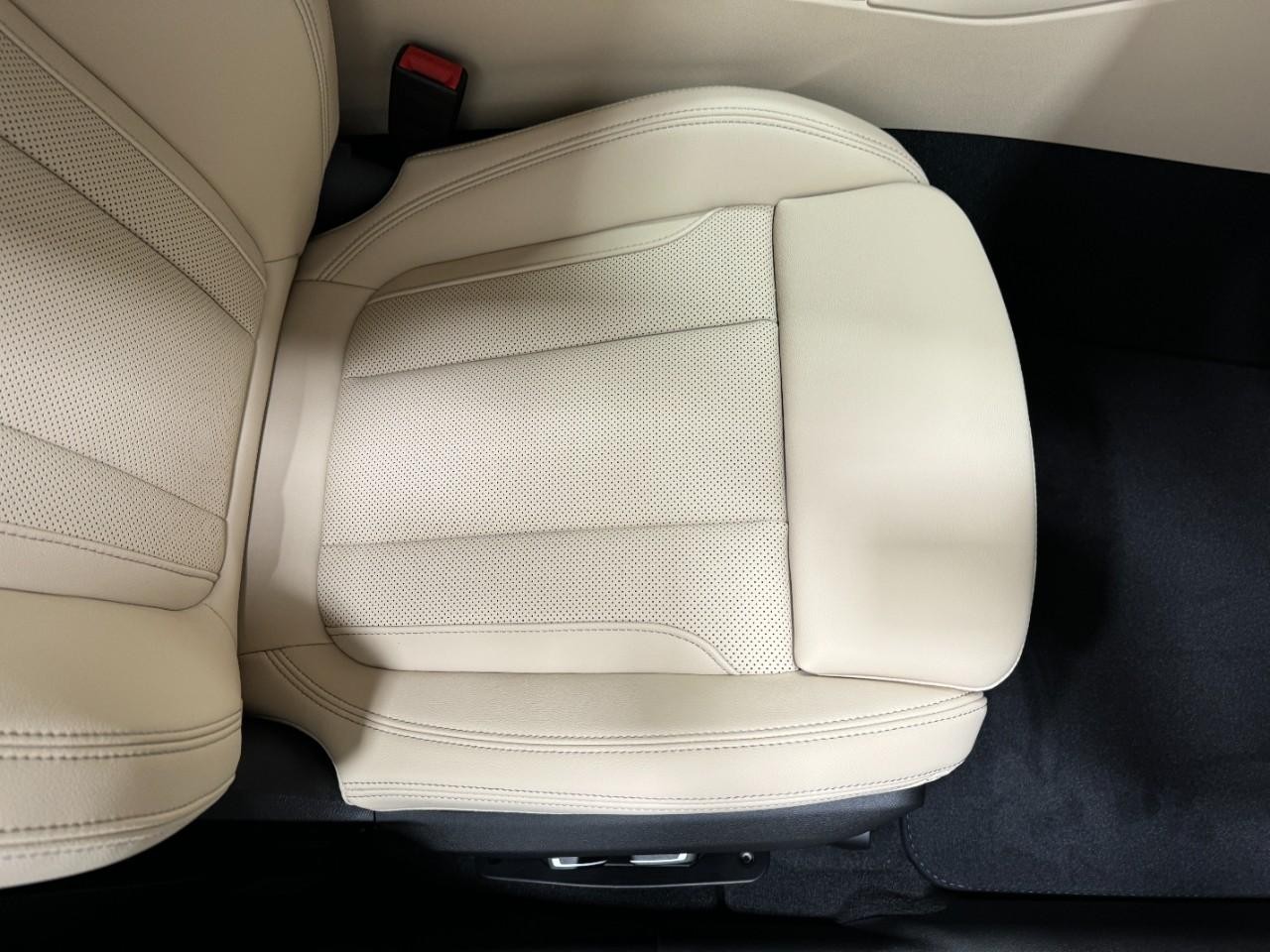 BMW 3 Series Vehicle Full-screen Gallery Image 19