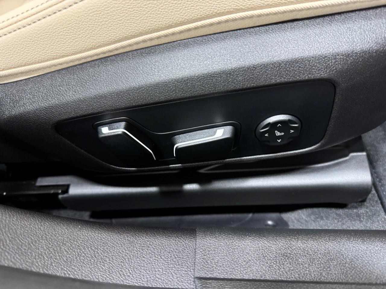 BMW 3 Series Vehicle Full-screen Gallery Image 20