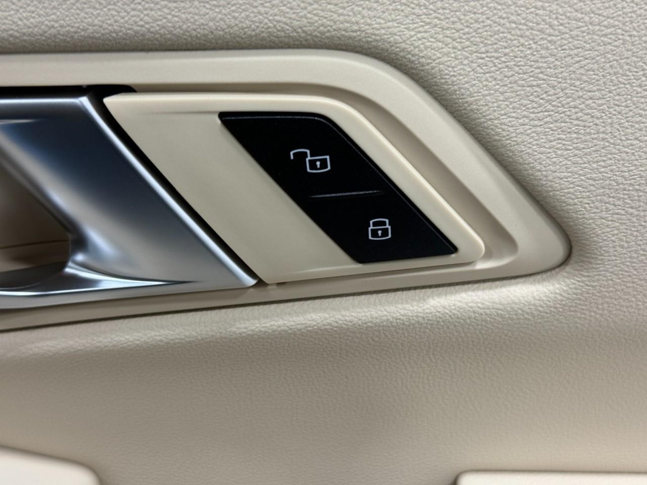 BMW 3 Series Vehicle Full-screen Gallery Image 21