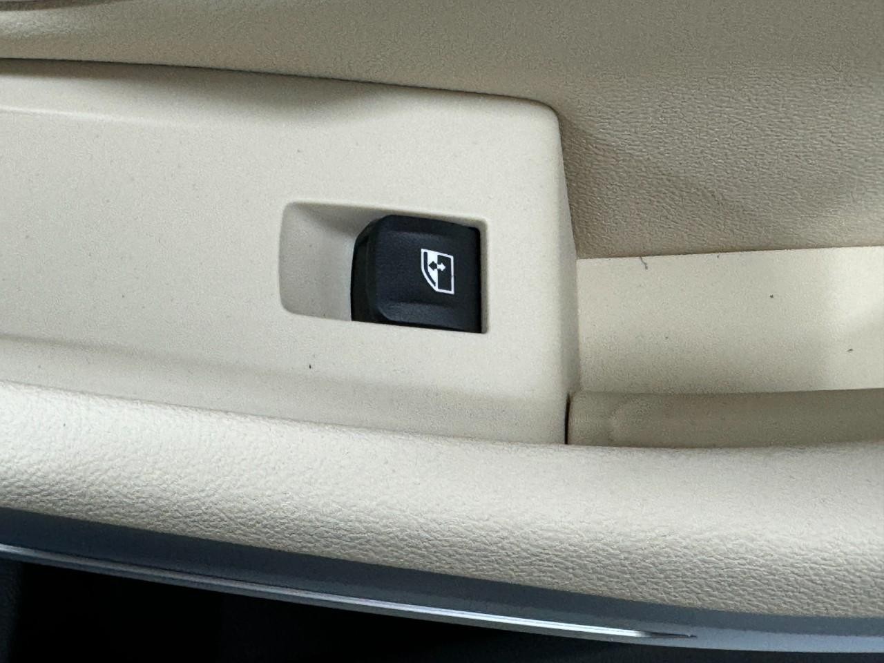 BMW 3 Series Vehicle Full-screen Gallery Image 22