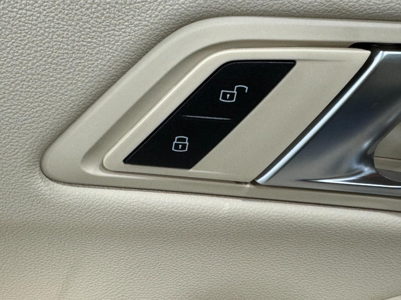 BMW 3 Series Vehicle Full-screen Gallery Image 23