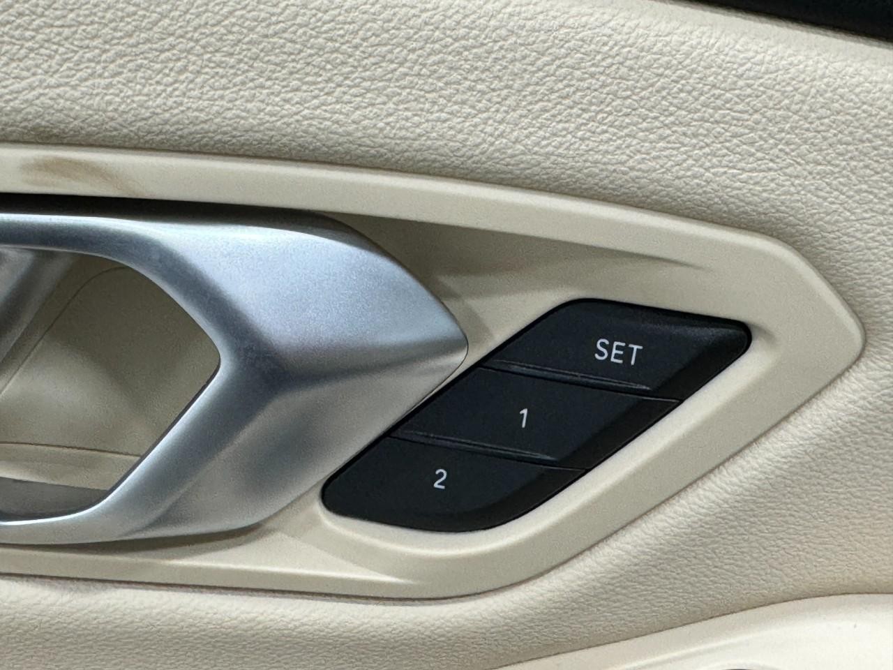 BMW 3 Series Vehicle Full-screen Gallery Image 24