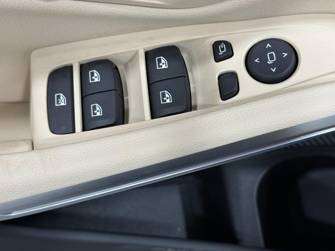 BMW 3 Series Vehicle Full-screen Gallery Image 25