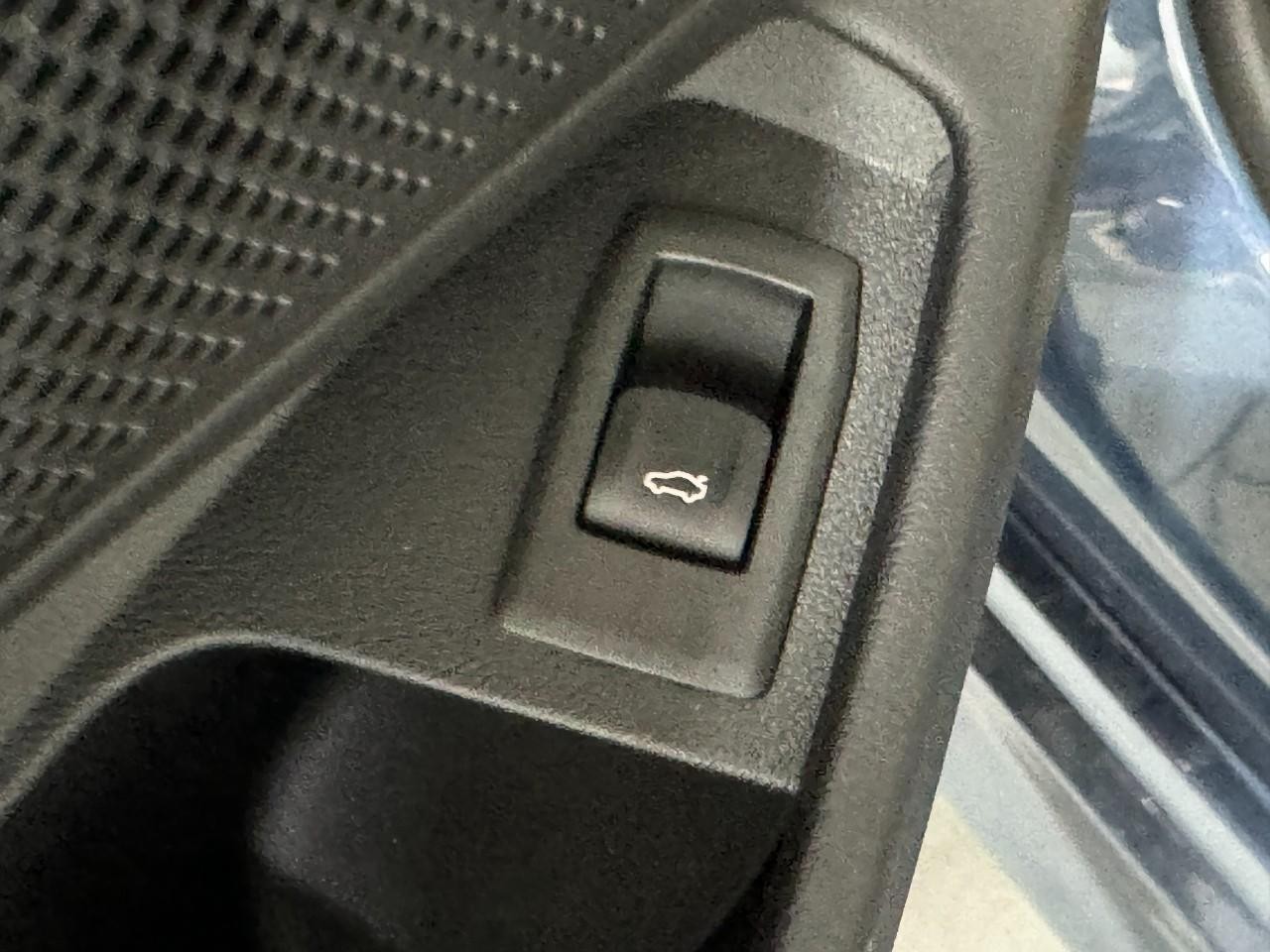 BMW 3 Series Vehicle Full-screen Gallery Image 26