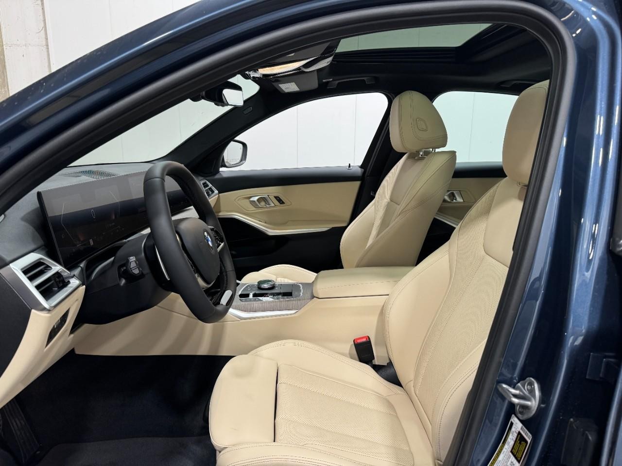 BMW 3 Series Vehicle Full-screen Gallery Image 27