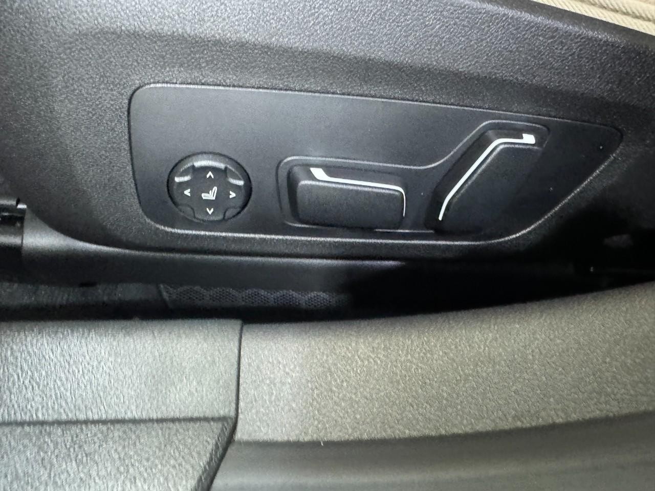 BMW 3 Series Vehicle Full-screen Gallery Image 29