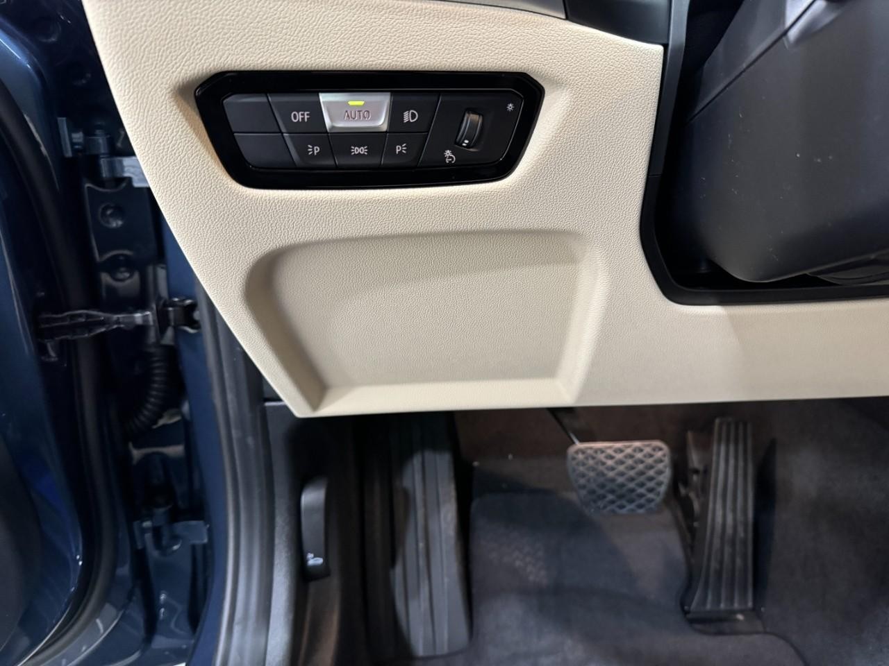 BMW 3 Series Vehicle Full-screen Gallery Image 30