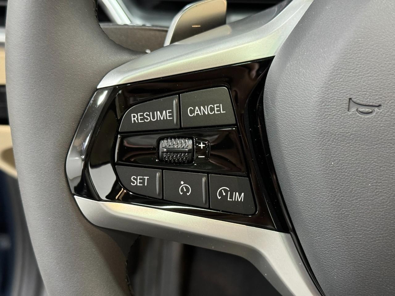 BMW 3 Series Vehicle Full-screen Gallery Image 31