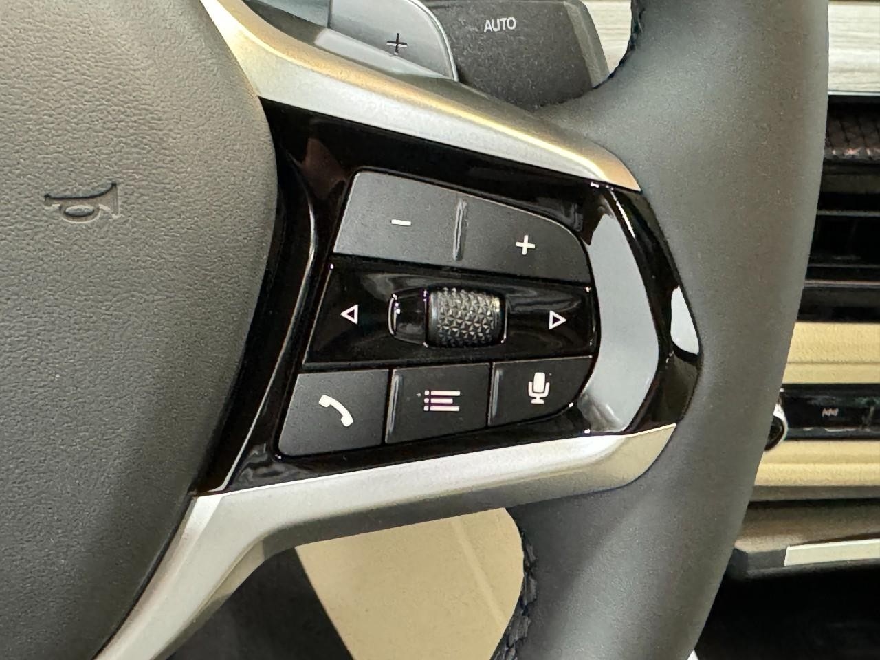 BMW 3 Series Vehicle Full-screen Gallery Image 32