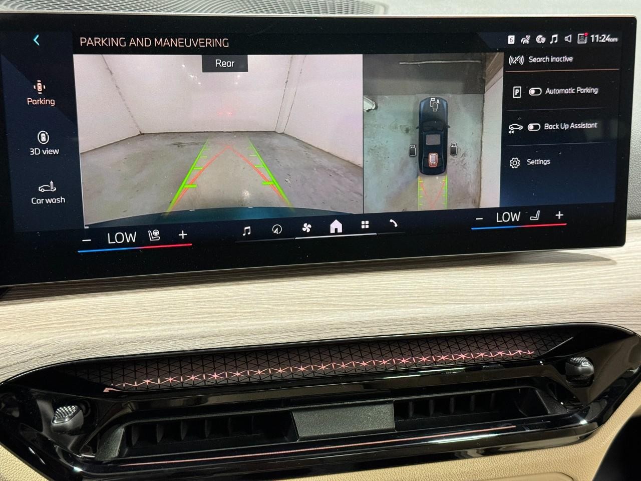 BMW 3 Series Vehicle Full-screen Gallery Image 34