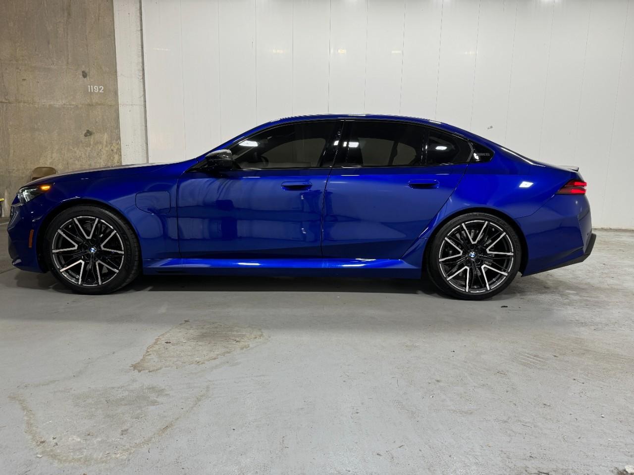 BMW M5 Vehicle Full-screen Gallery Image 2