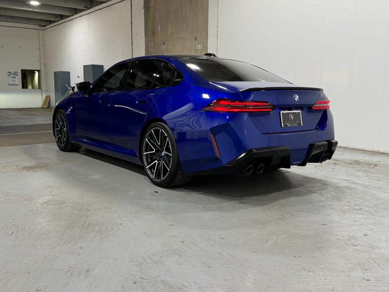 BMW M5 Vehicle Full-screen Gallery Image 3